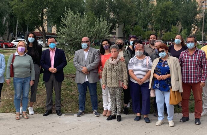 Coslada estrena su Árbol de la Solidaridad ubicado junto al centro cultural Margarita Nelken