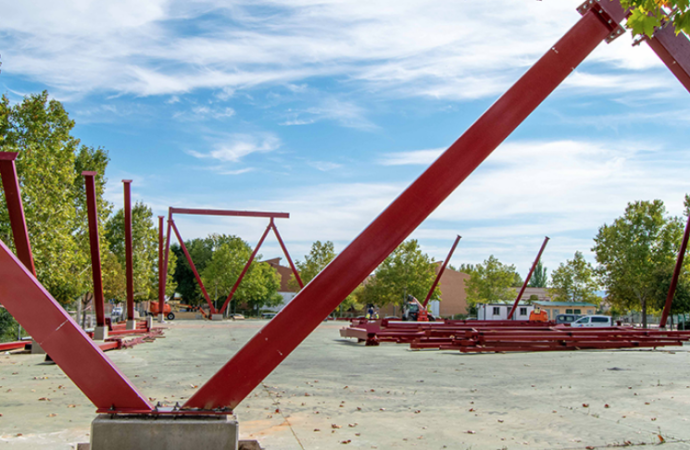 Comienza a levantarse la estructura de la nueva cubierta del Parque de Ferias en Marchamalo