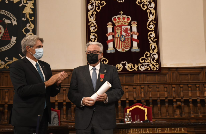 La Universidad de Alcalá entrega su Medalla de Oro Honorífica al rector de la Universidad de Buenos Aires, Alberto Barbieri