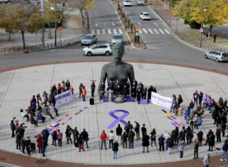 La Mujer de Coslada acoge un año más el homenaje de la ciudad a las víctimas de la violencia de género