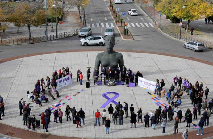 La Mujer de Coslada acoge un año más el homenaje de la ciudad a las víctimas de la violencia de género