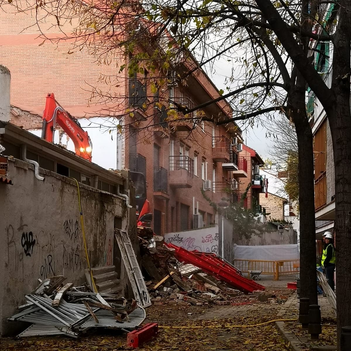 Comienzan los primeros derribos de viviendas debido a la grave problemática creada por la Línea 7B de Metro en San Fernando