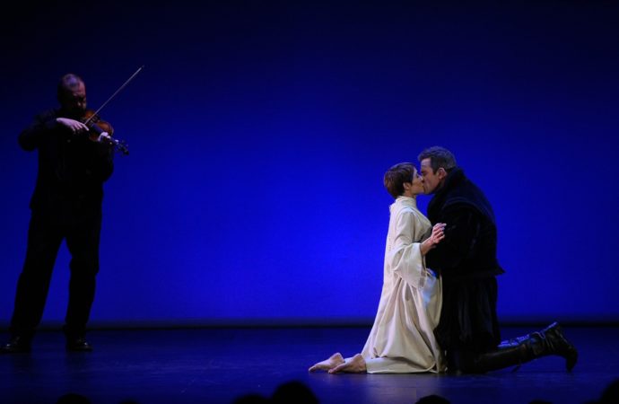 El amor eterno de Don Juan y Doña Inés en la última de las escenas del Tenorio representadas en Alcalá