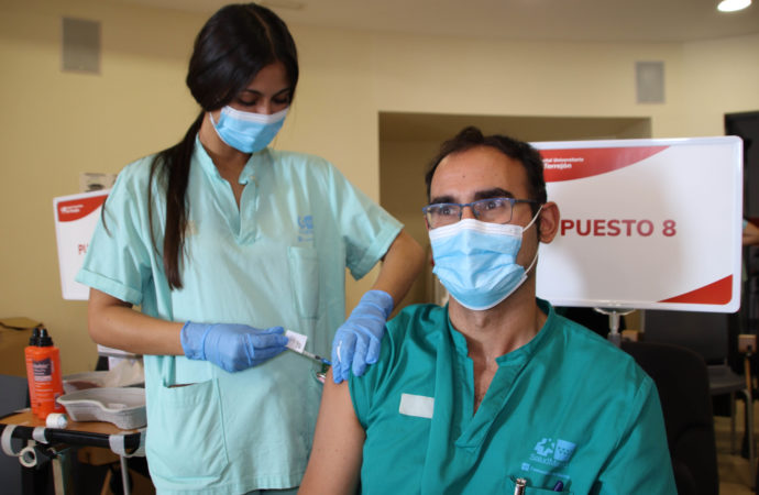 Comienza la vacunación de la tercera dosis frente al COVID-19 de los profesionales del Hospital Universitario de Torrejón