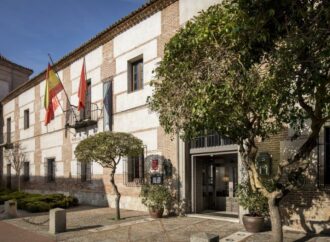 Obras Alcalá / Cortes en la calle Colegios que afectan a la parada de autobús de la Hostería del Estudiante
