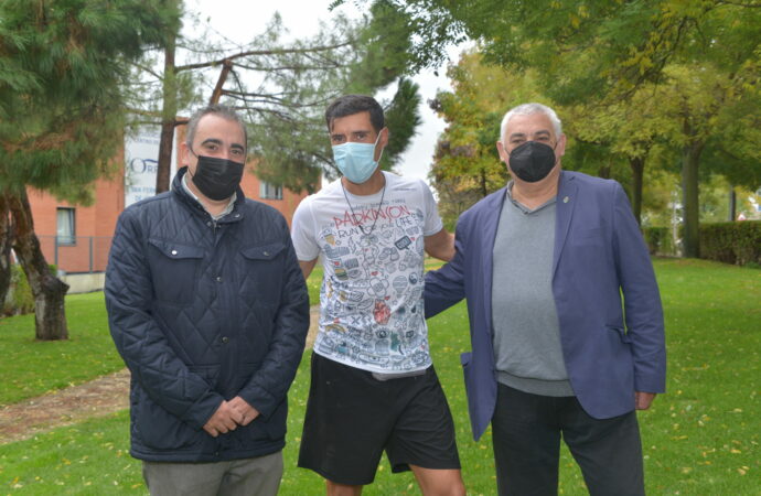 Un paseo verde de San Fernando lleva ya el nombre de Fernando Cáliz, quien corrió 200 kilómetros durante 24 horas por el Párkinson