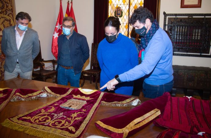 Los históricos trajes de maceros del siglo XIX de Alcalá vuelven a lucir su esplendor