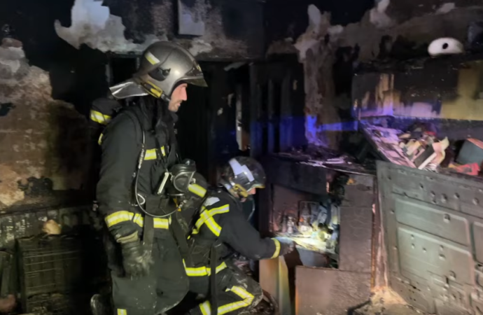 9 intoxicados y 25 personas rescatadas tras el incendio de una vivienda en el barrio del Juncal de Alcalá de Henares