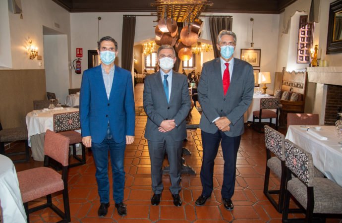 El alcalde de Alcalá, el rector de la UAH y el presidente de Paradores acuden a la reapertura de la Hostería del Estudiante