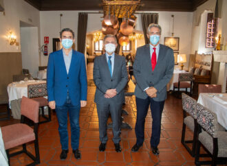 El alcalde de Alcalá, el rector de la UAH y el presidente de Paradores acuden a la reapertura de la Hostería del Estudiante