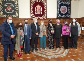 Mabel Lozano, Isabel de Ocampo y responsables de APRAMP recogen en Alcalá los V Premios Francisca de Pedraza contra la violencia de género