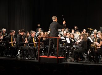 La Banda Sinfónica Complutense ofreció su Concierto de Navidad en el Teatro Salón Cervantes de Alcalá