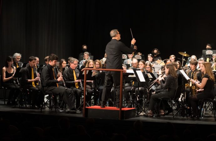 La Banda Sinfónica Complutense ofreció su Concierto de Navidad en el Teatro Salón Cervantes de Alcalá
