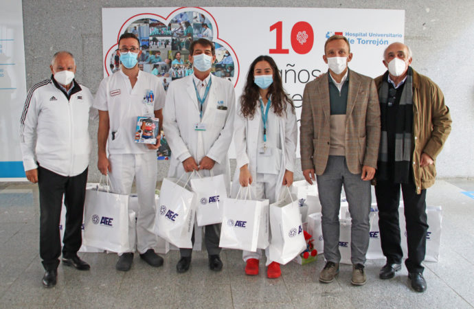 Los niños hospitalizados en el Hospital Universitario de Torrejón reciben la donación de juguetes de la Asociación de Futbolistas Españoles
