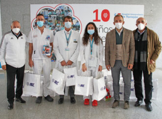 Los niños hospitalizados en el Hospital Universitario de Torrejón reciben la donación de juguetes de la Asociación de Futbolistas Españoles