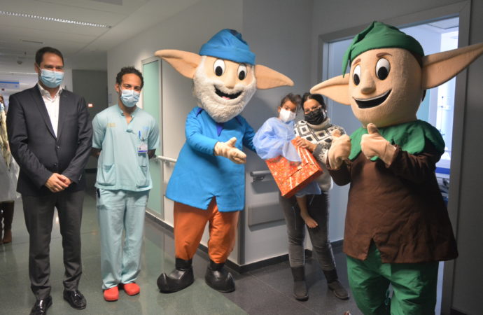 Los Guachis regalan juguetes a los niños hospitalizados en el Hospital de Torrejón