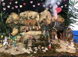 El original Belén, con volcán incluido, que homenajea a La Palma, realizado por los niños del Infanta Catalina en Alcalá de Henares