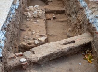 ¿Qué se esconde bajo la Plaza de los Santos Niños de Alcalá? Las primeras excavaciones revelan tumbas de entre los siglos XIII y XIV