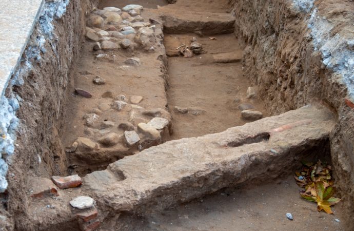 ¿Qué se esconde bajo la Plaza de los Santos Niños de Alcalá? Las primeras excavaciones revelan tumbas de entre los siglos XIII y XIV