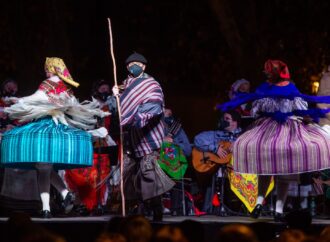 El Centro Extremeño recorre en un pasacalles navideño el casco histórico de Alcalá