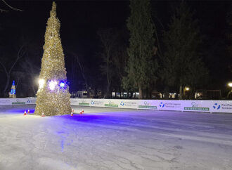 La pista de hielo de Guadalajara instalada en Navilandia permanecerá abierta hasta el 30 de enero