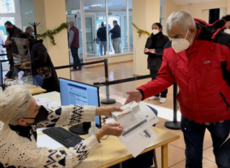 Numerosos torrejoneros acuden al reparto gratuito de test de antígenos que facilita el Ayuntamiento