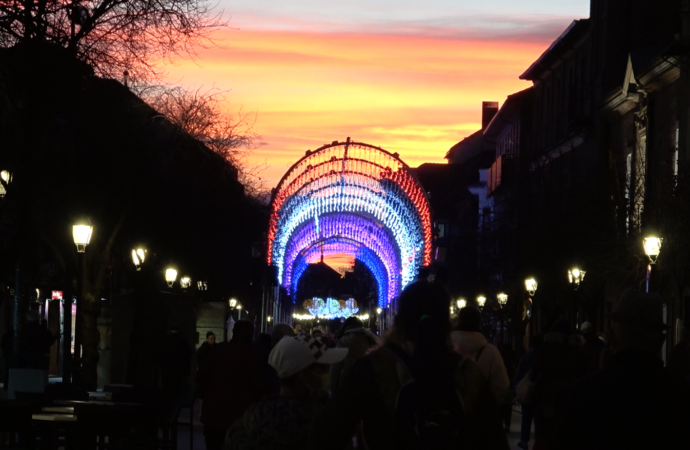 Navidad en Alcalá: el túnel de luz de la Calle Libreros, principal atracción de la iluminación navideña