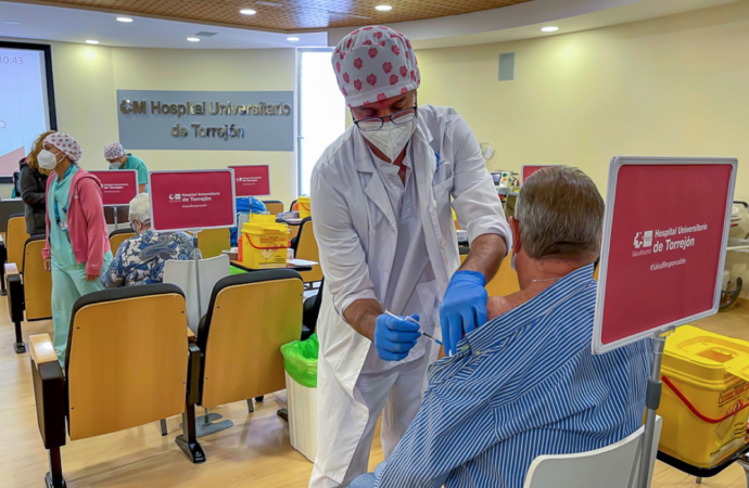 El Hospital de Torrejón administrará las tres dosis de la vacuna contra la COVID-19 a través del sistema de autocitación
