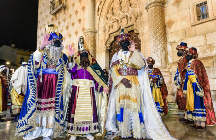 La Cabalgata de Reyes recorrió el centro de Guadalajara desplegando magia y fantasía entre la lluvia