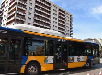 Continúa suspendida la parada de autobús  de la L4 en la calle Francisco de Paula Barrera en Guadalajara