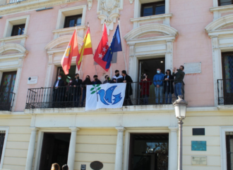El colegio Escuelas Pías de Alcalá coloca la bandera de la Paz en el balcón del Ayuntamiento