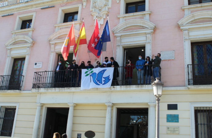 El colegio Escuelas Pías de Alcalá coloca la bandera de la Paz en el balcón del Ayuntamiento