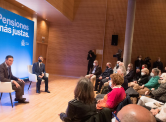 El Presidente del Gobierno, Pedro Sánchez, en un encuentro con pensionistas en Alcalá de Henares