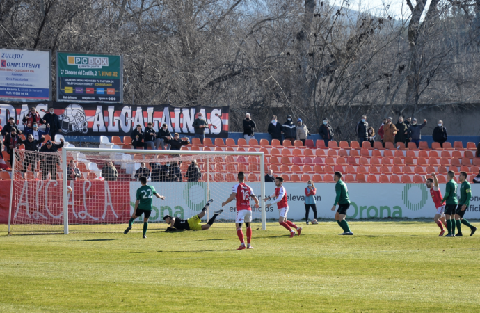 Fútbol / La RSD Alcalá derrota por la mínima al Complutense en el Val en del derby de la ciudad