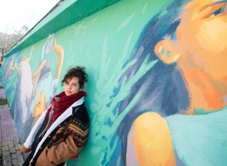 La artista Zaida Escobar crea un nuevo mural de arte urbano en el parque O’Donnell de Alcalá