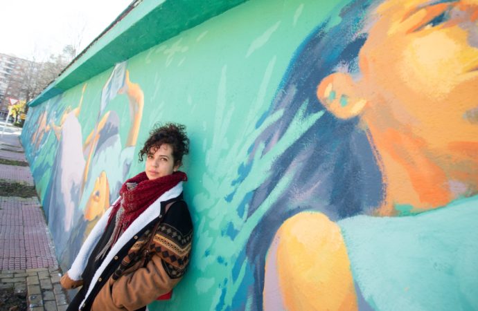 La artista Zaida Escobar crea un nuevo mural de arte urbano en el parque O’Donnell de Alcalá