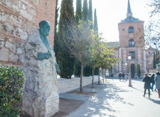 Trasladan la estatua del cervantista Luis Astrana Marín junto a la Torre de Santa María de Alcalá