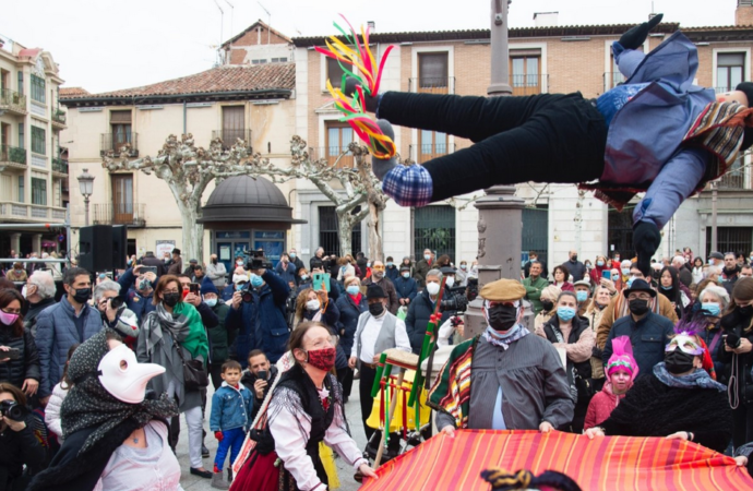 Alcalá recuperó el «Manteo del Pelele» en el Carnaval 2022