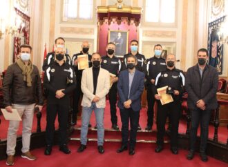 Recepción en el Ayuntamiento de Alcalá a 7 policías locales en reconocimiento de su labor