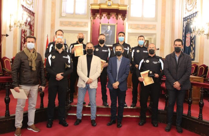 Recepción en el Ayuntamiento de Alcalá a 7 policías locales en reconocimiento de su labor
