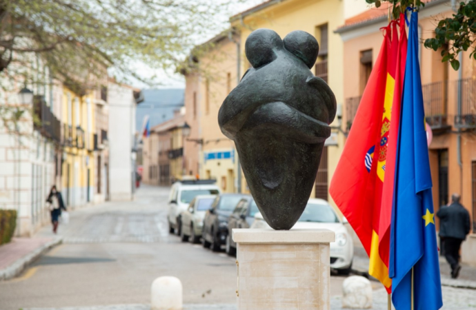 La escultura “Somos Abrazo”, homenaje permanente a las personas fallecidas por Covid en Alcalá 