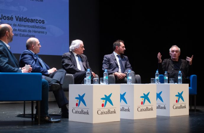 Éxito de público en Alcalá para ver el encuentro interactivo con el chef, Ferrán Adriá