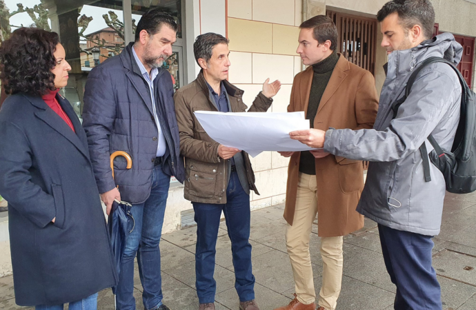El secretario general del PSOE de Madrid, Juan Lobato, conoce en Alcalá el nuevo proyecto de movilidad y peatonalización