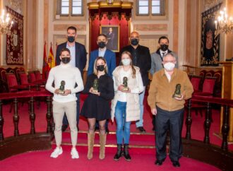 Lidia Encabo, Alba García, Víctor Laczko y muchos más jovenes deportistas de Alcalá, reconocidos por el Ayuntamiento