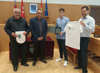 Reconocimiento al nadador de San Fernando, Jaime Peña, tras su éxito en el Campeonato de España