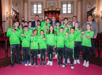 Recepción en el Ayuntamiento de Alcalá a deportistas del Club de Kárate Antonio Machado 