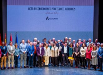 Emotivo homenaje a los profesores y al personal de los centros educativos jubilados en Alcalá de Henares