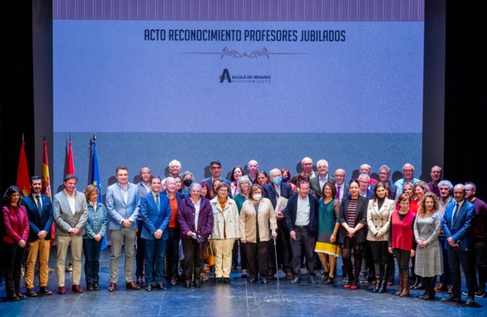 Emotivo homenaje a los profesores y al personal de los centros educativos jubilados en Alcalá de Henares