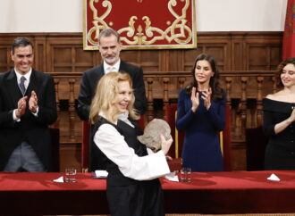 Los Reyes de España entregan el Premio Cervantes a Cecilia Roth en nombre de Cristina Peri Rossi