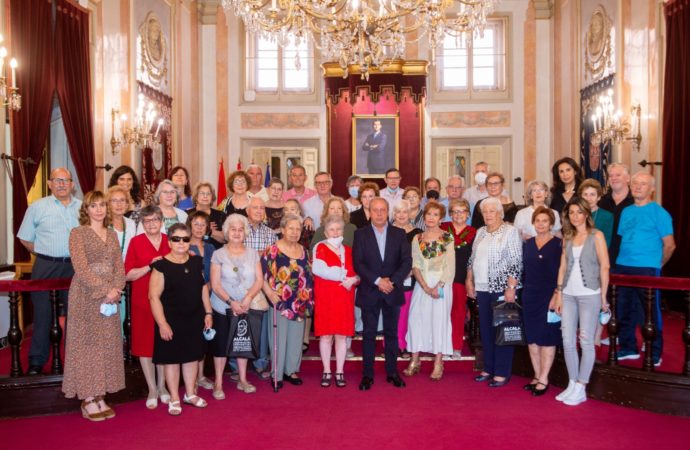 Homenaje municipal en Alcalá a 45 mayores voluntarios que colaboran en los Centros Municipales